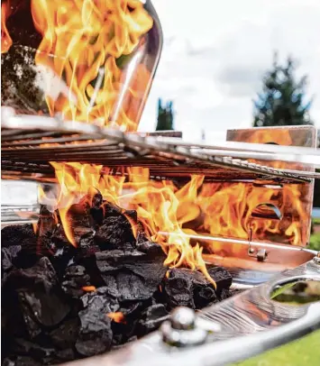  ?? Foto: Monique Wüstenhage­n, dpa ?? Holzkohle und lodernde Flammen – dieses Flair lieben die meisten Menschen beim Grillen im Garten. Doch bringt es wirklich mehr Aroma?