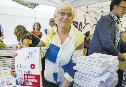  ?? Lorena Sopena / Europa Press ?? Ponsatí, ahir a Barcelona, durant la jornada de Sant Jordi en què va estar firmant exemplars del seu llibre.