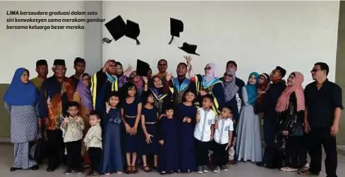  ??  ?? LIMA bersaudara graduasi dalam satu siri konvokesye­n sama merakam gambar bersama keluarga besar mereka.