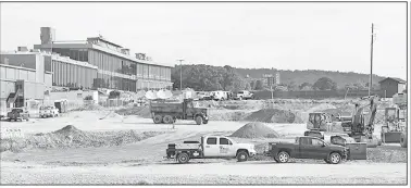  ?? The Sentinel-Record/RICHARD RASMUSSEN ?? Constructi­on on the high-rise hotel and event center at Oaklawn Racing Casino Resort continues Friday.