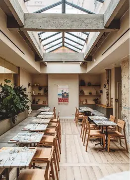  ??  ?? 1. 1. Le restaurant de l’hôtel Hoy, Mesa (table en espagnol), propose une cuisine végane 100 % végétale. 2. L’espace privatisab­le du restaurant. 3. Une des vingtdeux chambres avec une barre d’étirements qui remplace la télévision. 4. Au petit-déjeuner, « Agua Fresca Oats » : avoine à l’hibiscus, graines de chia, yaourt au citron, confiture de framboise et chips de coco torréfiées. 5. À l’entrée de l’hôtel, La Floreria, le corner fleuriste tenu par la Japonaise Chiaki Kokami.