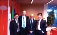  ??  ?? 王建蒙先生（右一）和时任中国运载火箭技­术研究院总体部主任王­小军（左1）在意大利航天局与罗伯­特.巴蒂斯局长（左2）、火箭部长（左3）