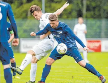  ?? FOTO: VOLKER STROHMAIER ?? Simon Birk (rechts) tritt mit dem FC Bellamont am Mittwochab­end bei der SGM Rot/Haslach an.