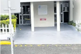  ?? PHOTOS BY ANDRE WILLIAMS ?? Police mark a spent casing outside the Oakland Apartments home of a businessma­n, who was shot in the gated St Andrew complex on Tuesday.