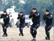  ?? LI HUISI / CHINA NEWS SERVICE ?? UN police unit members from China practice in Langfang, Hebei province, on Wednesday.