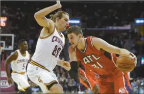  ?? Mark Duncan/AP ?? Atlanta Hawks’ Mike Muscala (31) drives to the basket on Cleveland Cavaliers’ Lou Amundson