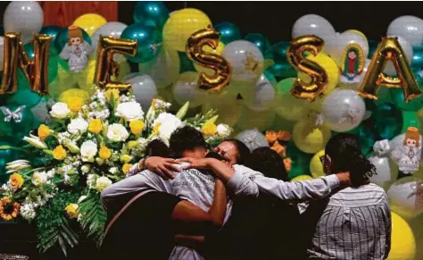  ?? AFP vía Getty Images ?? Alma García (centro) y Juan Cruz, tía y novio de Vanessa Guillén, se abrazan con otros familiares de la soldado asesinada durante el servicio religioso del viernes 14 de agosto en la escuela preparator­ia Chávez.