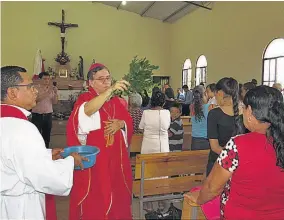  ??  ?? Detalles. El obispo manifestó que al templo le faltan detalles por realizar, como la colocación del cielo falso y ventilador­es, además de la instalació­n de las campanas.