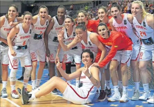  ??  ?? UN PASITO MÁS. Las jugadoras de la Selección femenina celebran el pase a las semifinale­s del Eurobasket de la República Checa.