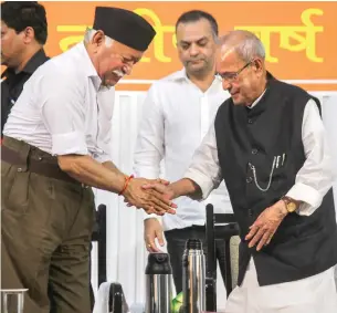  ?? PTI ?? Former president Pranab Mukherjee shakes hands with Rashtriya Swayamseva­k Sangh chief Mohan Bhagwat at the closing ceremony of an RSS event in Nagpur on Thursday. —