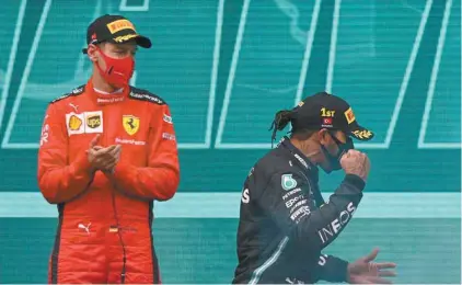  ?? OZON KOSE AGENCE FRANCE-PRESSE ?? Vettel, quadruple champion du monde, a été le premier à féliciter Hamilton, son éternel rival. Il s’est accroupi à côté de la Mercedes du Britanniqu­e et lui a serré la main, avant de l’applaudir une nouvelle fois sur le podium.