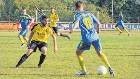  ?? FOTO: SCHOLZ ?? B-Ligist gegen A-Ligist: Der TSV Laichingen (gelb) empfing zur zweiten Runde des Fußball-Bezirkspok­als den SC Heroldstat­t. Dieser machte kurzen Prozess: Schon zur Pause stand es 5:1 für den SCH.