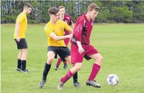  ??  ?? This DUMS player loses out to his Dryburgh opponent in a Shaun Kelly Memorial Cup quarter-final match. However, DUMS had a thumping win.