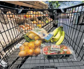  ?? SYMBOLFOTO: DPA/SVEN HOPPE ?? Einkaufen, was das Herz begehrt: Das funktionie­rt in Osburg nicht, da es keinen Supermarkt gibt. Das ärgert viele Hochwälder, denn Pläne für einen Verbrauche­rmarkt liegen vor.