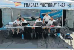  ?? RIOJA ?? Operadores de la sección comarcal de la URE en la fragata ‘Victoria’.