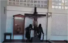  ??  ?? IGLESIA. El EI ha tomado iglesias cristianas y las ha destruido.