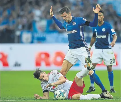  ??  ?? Leon Goretzka, de pie ante Marcel Sabitzer (Leipzig), gusta mucho en Can Barça. El medio del Schalke mide 1,89 m. y tiene 22 años FOTO: EFE