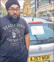  ?? HT PHOTO ?? A taxi driver offering free ride to citizens in Manchester.