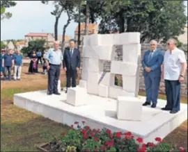  ??  ?? Spomenik trojici poginulih branitelja sa Šolte