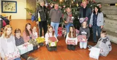  ?? FOTO: GYMNASIUM ?? Schülerinn­en und Schüler des Gymnasiums Hückelhove­n übergaben selbstgest­altete Weihnachts­päckchen an Heinz-Josef Schmitz von der Tafel.