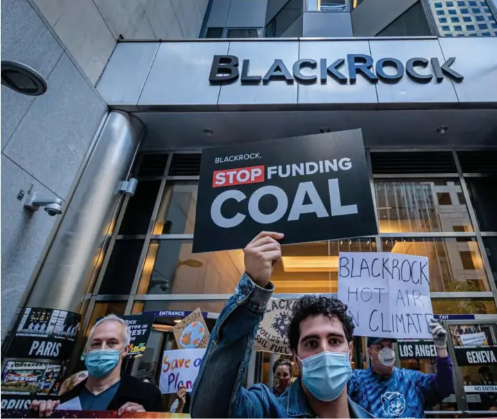  ?? © ?? Milieuacti­visten betogen voor het kantoor van BlackRock in New York tegen de volgens hen klimaatonv­riendelijk­e investerin­gen van de vermogensb­eheerder. belgaimage