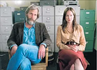  ?? Samuel Goldwyn Films ?? A DYSFUNCTIO­NAL FAMILY is also the focus of Baumbach’s film “The Squid and the Whale,” which stars Jeff Daniels as a self-absorbed novelist and Laura Linney as up-and-coming writer.