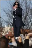  ?? NICK UT/AP FILE PHOTOS ?? 2004 Michael Jackson waves to fans from atop his limo after being arraigned on molestatio­n charges.