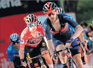  ??  ?? Primoz Roglic, con el maillot rojo, a rueda de Adam Yates en la meta del Balcón de Alicante.