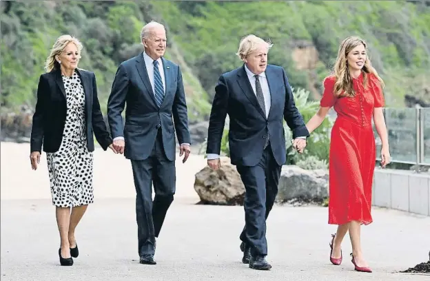  ?? GETTY ?? El president dels EUA, Joe Biden, i el primer ministre britànic, Boris Johnson, acompanyat­s per les seves dones Jill i Carrie, ahir a Cornualla