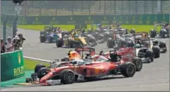  ??  ?? SALIDA. Vettel tocó a Kimi y el finés hizo lo propio con Verstappen.