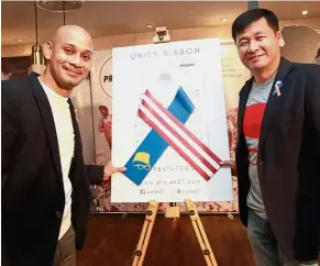  ??  ?? Colours of Malaysia: Syed Sadiq (left) and Swee at the Unity Ribbon campaign launch at Bangsar Shopping Centre in Kuala Lumpur.