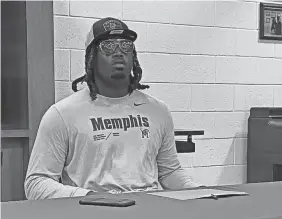  ?? ED REED/THE NEWS-PRESS ?? Dunbar High graduate Derick Hunter returned to his alma mater for a signing ceremony on Dec. 21 where he chose to continue his college career at Memphis.