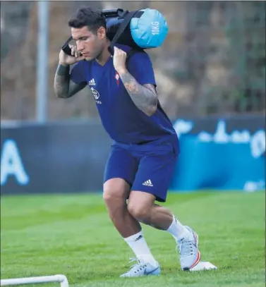  ??  ?? TEST DEFINITIVO. Hugo Mallo se probara en el entrenamie­nto de hoy para decidir si viaja a Valencia.