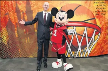  ??  ?? Adam Silver, con Mickey Mouse durante el All Star 2018.