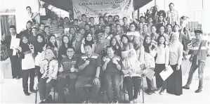  ??  ?? BERGAMBAR kenangan dengan peserta Kursus Asas Radio Amatur.