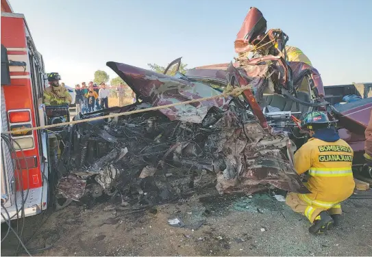  ?? ?? El fuerte impacto que tuvo la camioneta con el camión foráneo ocasionó que la primera quedara prácticame­nte destruida.
EL REPORTE