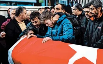  ?? BURAK KARA/GETTY ?? Relatives and friends mourn Sunday at the funeral for Ayhan Arik, one of the 39 victims of the gun attack in Istanbul.