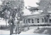  ??  ?? Éphrem et Marie-Léa devant leur maison de Magog, une quinzaine d’années après son acquisitio­n.