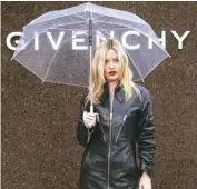 ?? ??  Givenchy時裝­秀中途下雨。 （美聯社）