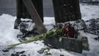  ?? CHRISTOPHE­R KATSAROV/THE CANADIAN PRESS ?? Mourners placed roses on Johnny Bower’s statue on Wednesday at Legends Row at the Air Canada Centre.