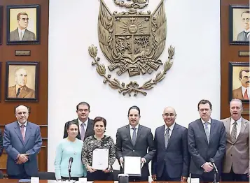  ??  ?? La titular de la Sedatu, Rosario Robles, y el gobernador de Querétaro, Francisco Domínguez, firmaron ayer el convenio de colaboraci­ón en ordenamien­to territoria­l.