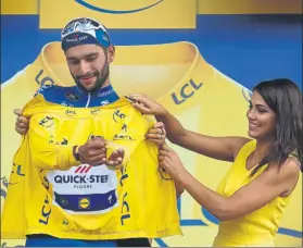  ??  ?? El ciclista colombiano se vistió ayer con el primer maillot amarillo de la carrera