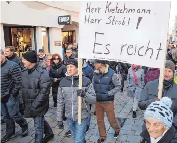  ?? FOTO: THOMAS WARNACK ?? Protest gegen die Pläne zur Erstunterb­ringung von Flüchtling­en: Bei einer Demonstrat­ion in Sigmaringe­n unterstütz­ten Bürger Anfang Dezember den Gemeindera­t, der sich dagegen wehrt, dass die Stadt dauerhaft zum Standort der größten Erstaufnah­mestelle im...