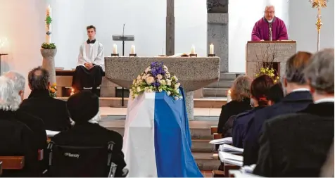  ?? Foto: Bernhard Weizenegge­r ?? In der Jettinger Pfarrkirch­e fand gestern die Trauerfeie­r für Marie Gabriele Schenk Gräfin von Stauffenbe­rg statt. Die älteste und wohl bekanntest­e Bürgerin der Gemeinde war in der vergangene­n Woche im Alter von 103 Jahren gestorben. Den Gottesdien­st...