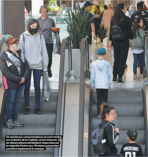  ??  ?? De nombreux consommate­urs se sont rendus aux Galeries de la Capitale, où les mesures de distanciat­ions semblaient respectées par la majorité d’entre eux. Plusieurs personnes portaient également le masque.