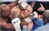  ?? FOTO: DPA ?? Szene eines Mega-Kampfes: Floyd Mayweather­s (.l.) Faust landet im Gesicht von Conor McGregor.