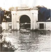  ??  ?? The Sultan Bazaar near the present women’s college inundated in Musi floodwater­s.