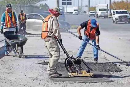  ??  ?? La dependenci­a asegura que en seis meses han tapado más de 40 mil baches