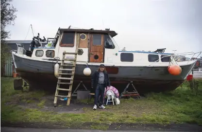  ?? Bild: JARI VÄLITALO ?? BOSTADSLÖS. Den 30 september sjönk Danny Ahlnäs husbåt i Nissan. Nu försöker han rädda så mycket som möjligt av sina egendomar, samtidigt som han är i behov av en ny bostad.