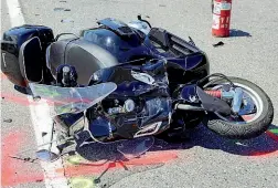  ??  ?? L’incidente I resti dello scooter Vespa colpito dalla Renault Megane